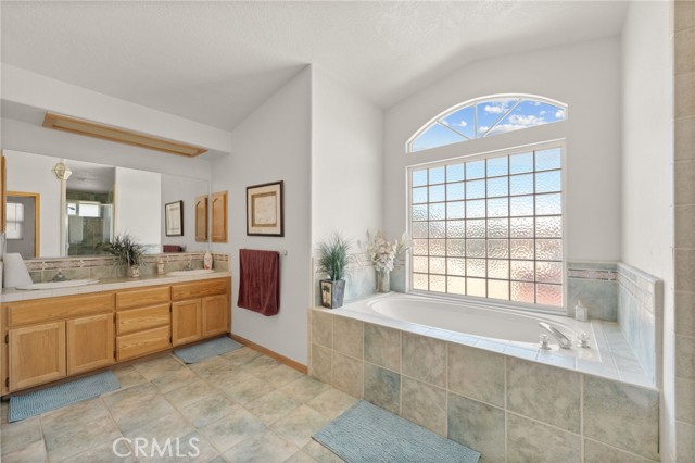 12710 Yorkshire Drive, Apple Valley CA: https://media.crmls.org/medias/125999c4-bdb9-4ae8-bd7c-9e388c03499e.jpg