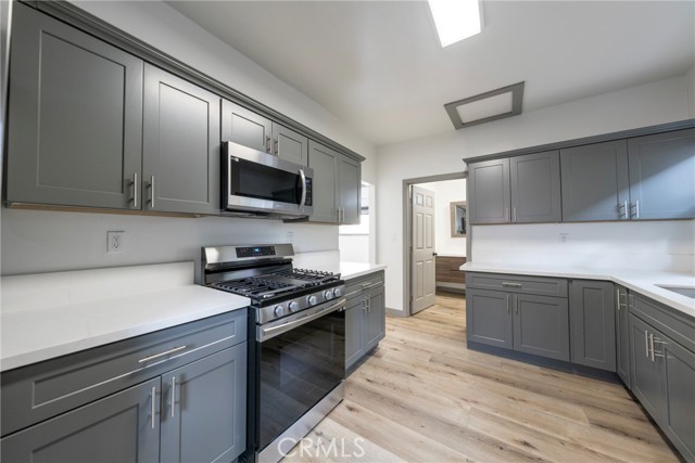 532 W 5th Street, Long Beach CA: https://media.crmls.org/medias/1259d1dd-e996-4076-a8a3-e7ab64ad1376.jpg