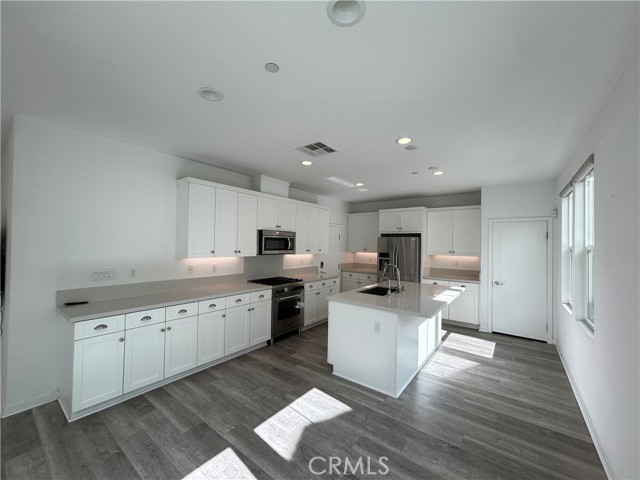 Detail Gallery Image 4 of 25 For 945 Vivid Ln, Costa Mesa,  CA 92626 - 4 Beds | 3 Baths