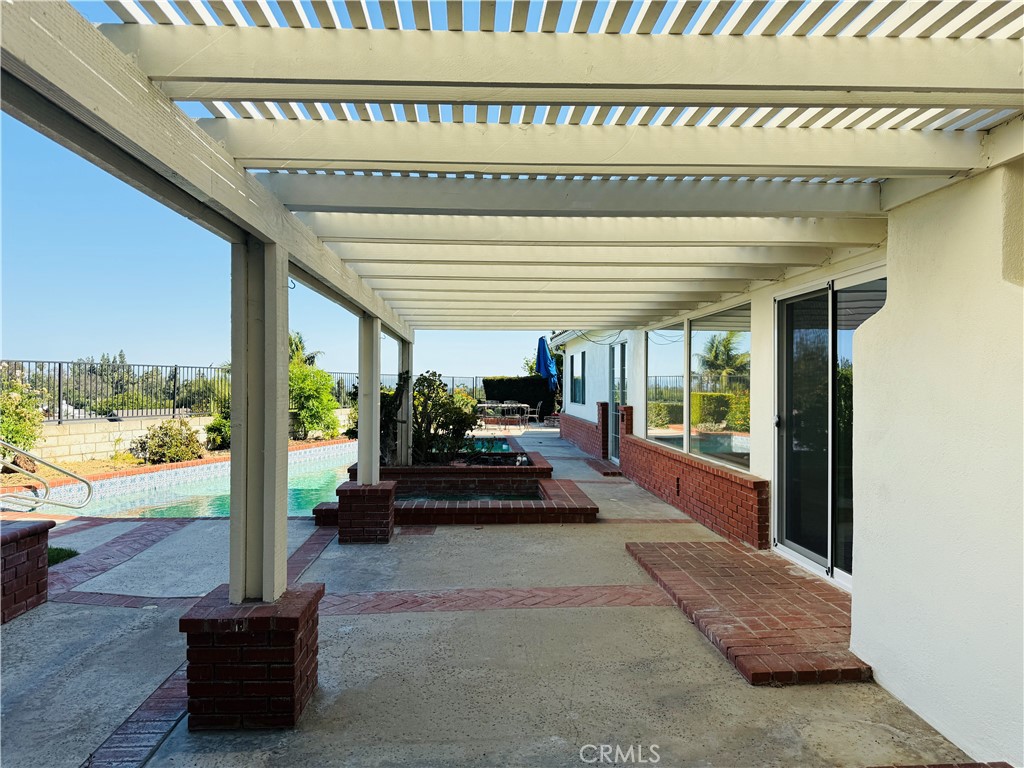 https://media.crmls.org/medias/125c9b6c-ec8b-4ea1-844a-c9df50a32e56.jpg?preset=X-Large