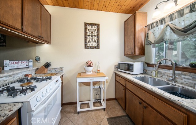 Detail Gallery Image 11 of 39 For 2499 Elko Dr, Arrowbear,  CA 92382 - 3 Beds | 2/1 Baths