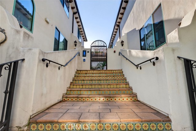 Detail Gallery Image 7 of 69 For 4301 Los Feliz #12,  Los Angeles,  CA 90027 - 2 Beds | 3 Baths