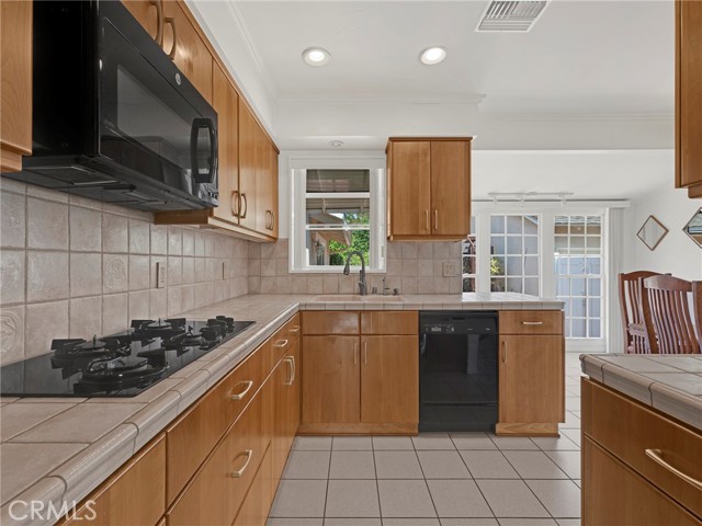 4854 Ranchito Avenue, Sherman Oaks CA: https://media.crmls.org/medias/1260c396-0473-4246-ad54-bcb239fd928d.jpg