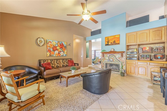 Detail Gallery Image 14 of 48 For 42255 Round Hill Dr, Lancaster,  CA 93536 - 4 Beds | 2/1 Baths