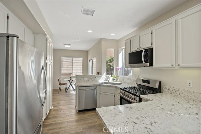 Detail Gallery Image 9 of 43 For 1868 Day Lily Ln, Simi Valley,  CA 93065 - 3 Beds | 2/1 Baths