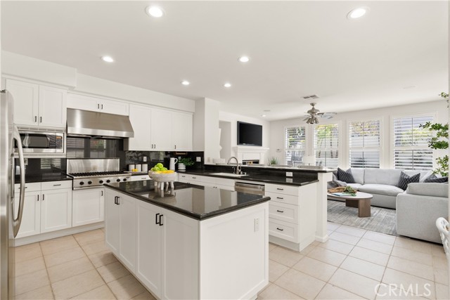 19139 Chandon Lane, Huntington Beach CA: https://media.crmls.org/medias/1267e0dc-9810-46ce-a2f1-3c8cee5696d8.jpg