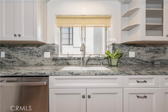 Detail Gallery Image 16 of 42 For 6432 Weidlake Dr, Los Angeles,  CA 90068 - 4 Beds | 3/1 Baths