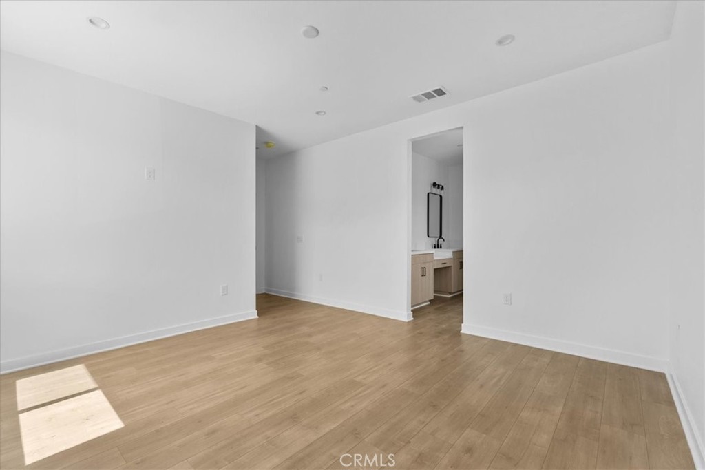 https://media.crmls.org/medias/126e8911-1200-489b-bc18-b9ba5555556e.jpg?preset=X-Large