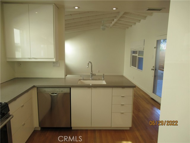 656 Rosecrans Avenue, Manhattan Beach, California 90266, 3 Bedrooms Bedrooms, ,1 BathroomBathrooms,Residential,Sold,Rosecrans,SB22143414