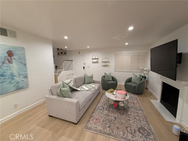 Detail Gallery Image 15 of 27 For 22139 Burbank, Woodland Hills,  CA 91367 - 2 Beds | 2 Baths