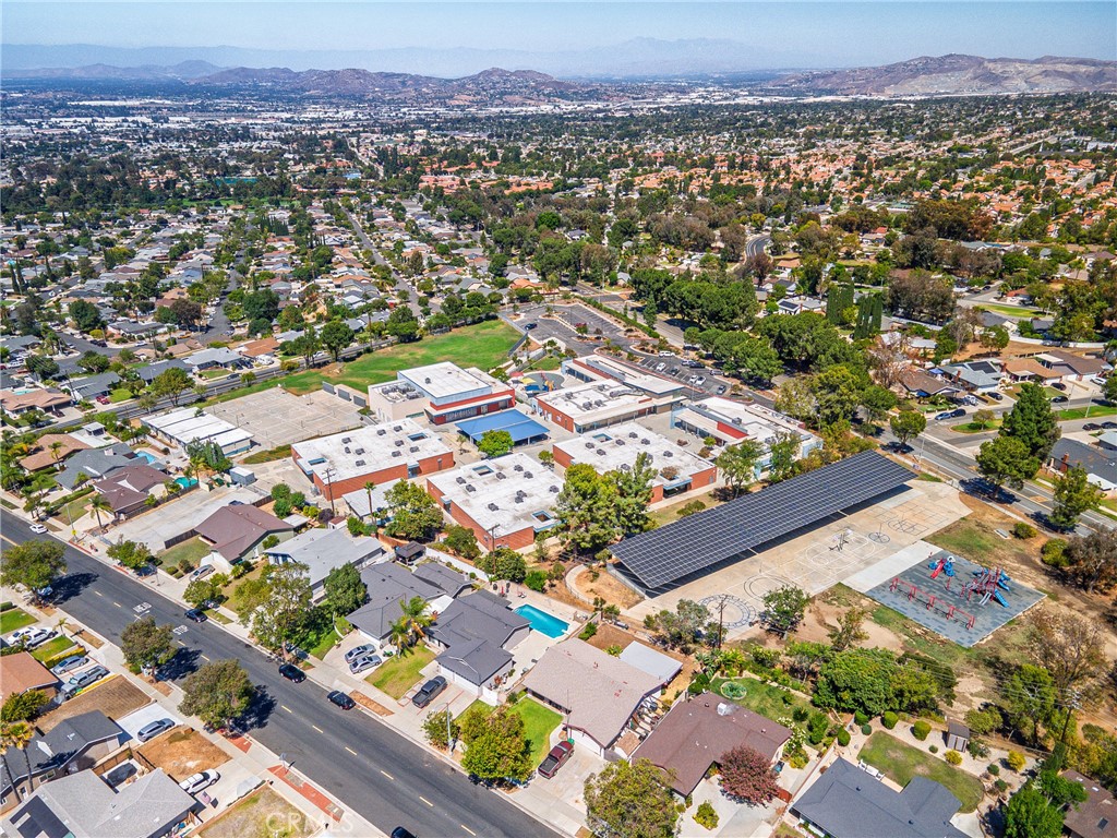 https://media.crmls.org/medias/127e37b3-d3d8-4dd9-ae34-2c71dea56c32.jpg?preset=X-Large