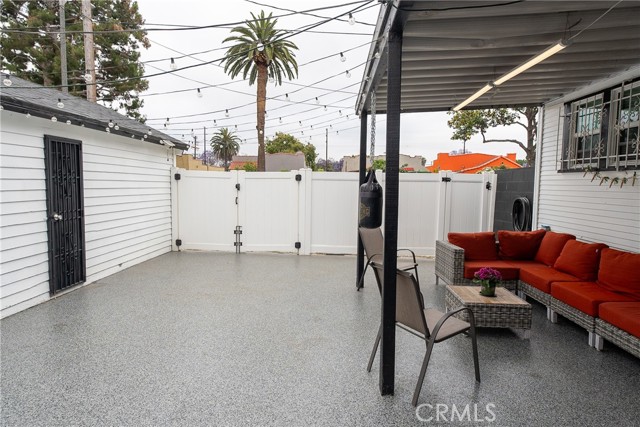 8924 Towne Avenue, Los Angeles CA: https://media.crmls.org/medias/1282045b-334c-4b5c-90b5-353695b04417.jpg