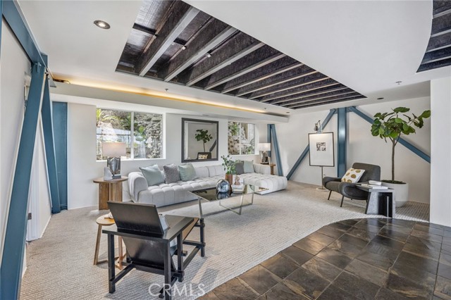 686 Diamond Street, Laguna Beach CA: https://media.crmls.org/medias/128312cb-172a-45fd-b49d-7caaa7b4dc96.jpg
