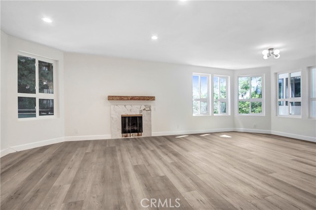 Detail Gallery Image 2 of 32 For 1277 S Beverly Glen Bld #303,  Los Angeles,  CA 90024 - 2 Beds | 2/1 Baths