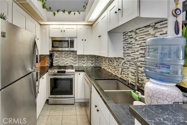 Detail Gallery Image 3 of 32 For 17151 Corbina Ln #206,  Huntington Beach,  CA 92649 - 2 Beds | 1 Baths