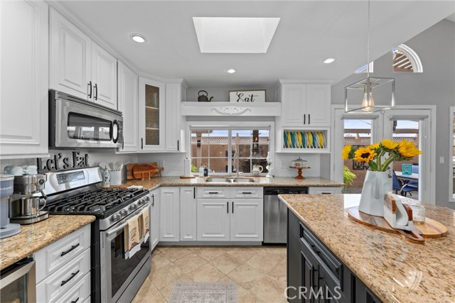 18516 Casandra Avenue, Cerritos CA: https://media.crmls.org/medias/12841257-9d8d-48c1-8ee4-fc407c3ec7f3.jpg