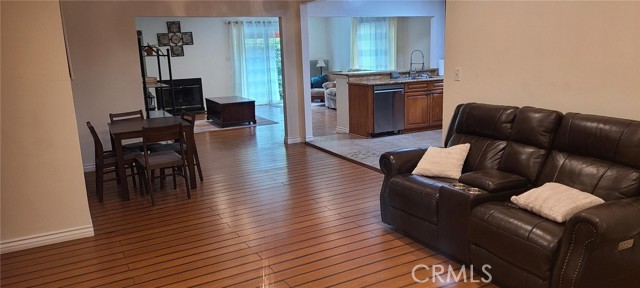 Detail Gallery Image 4 of 12 For 5122 Lindley Ave, Encino,  CA 91316 - 3 Beds | 2 Baths