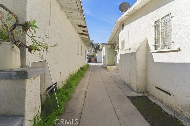 Detail Gallery Image 9 of 14 For 1650 W 38th Place, Los Angeles,  CA 90062 - 2 Beds | 1 Baths