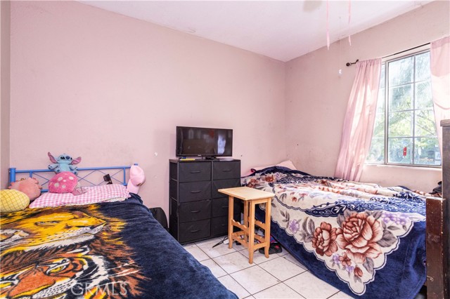 11044 Borden Avenue, Pacoima CA: https://media.crmls.org/medias/12910e14-d340-4c7f-87fb-fb6c1641e185.jpg