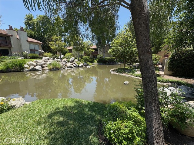21551 Burbank Boulevard, Woodland Hills CA: https://media.crmls.org/medias/129214f2-5bf8-4eba-8261-c87721bf0632.jpg