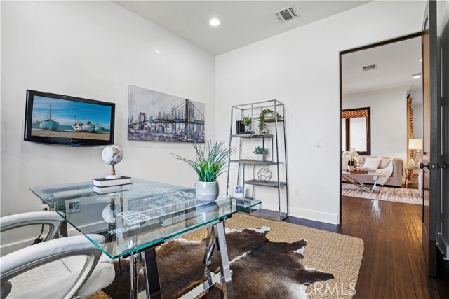 22953 Oxnard Street photo 9