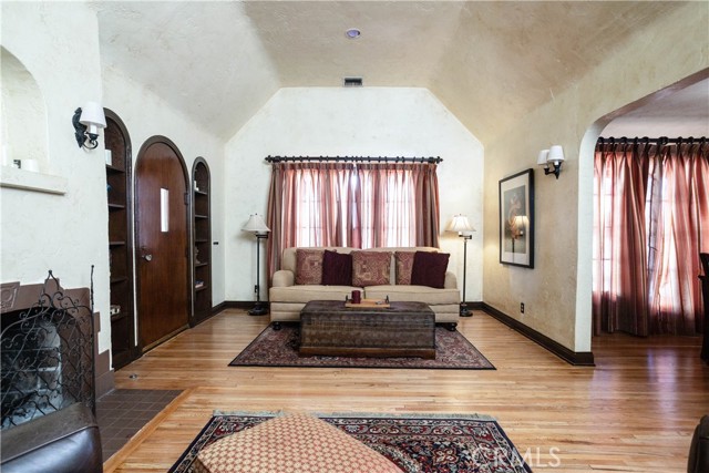 920 Coronado Drive, Glendale CA: https://media.crmls.org/medias/1294462d-b07e-48e6-a3e1-d3d4e5913345.jpg
