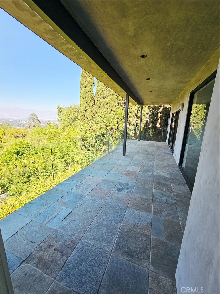 https://media.crmls.org/medias/129555e4-393a-4005-93b9-e80be3357743.jpg?preset=X-Large