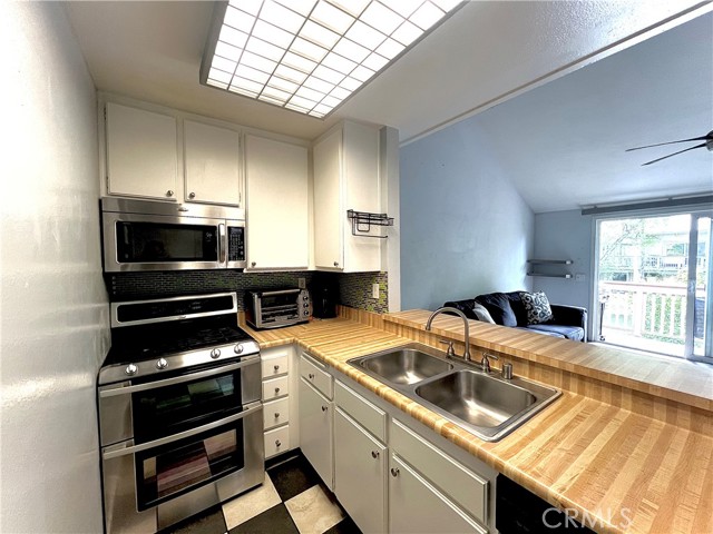 Detail Gallery Image 5 of 18 For 7101 Farralone Ave #143,  Canoga Park,  CA 91303 - 1 Beds | 1 Baths