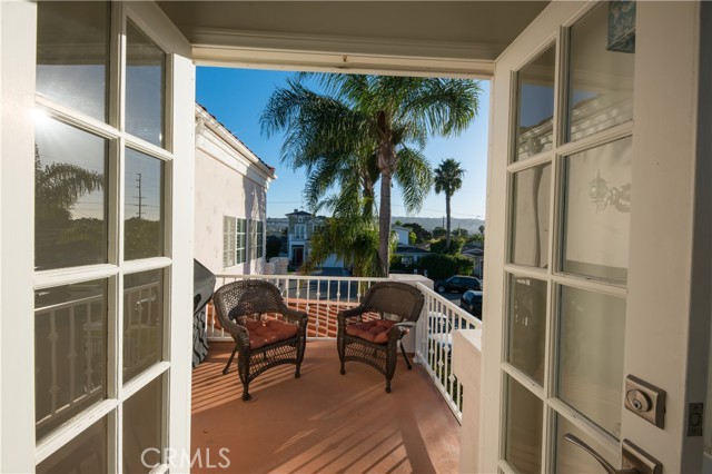 1021 Avenue D, Redondo Beach, California 90277, 4 Bedrooms Bedrooms, ,2 BathroomsBathrooms,Residential,For Sale,Avenue D,SB26098756