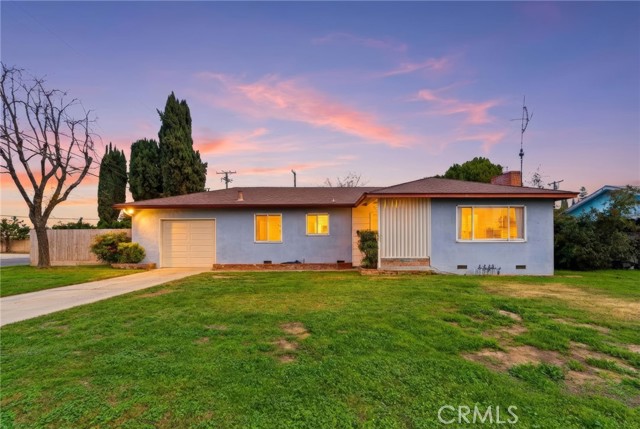 Detail Gallery Image 2 of 44 For 2410 S Locust, Visalia,  CA 93277 - 2 Beds | 1 Baths