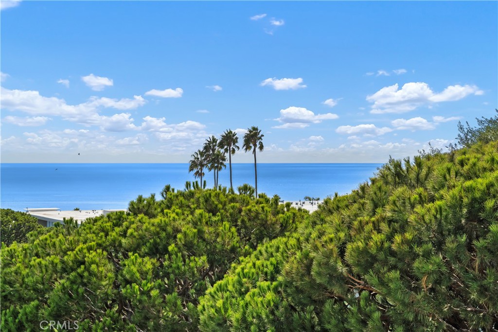 https://media.crmls.org/medias/129bf6be-8921-4d40-a7c5-29bb0a7706b6.jpg?preset=X-Large