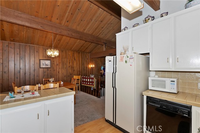 Detail Gallery Image 10 of 33 For 763 E Victoria Ct, Lake Arrowhead,  CA 92352 - 4 Beds | 2/1 Baths