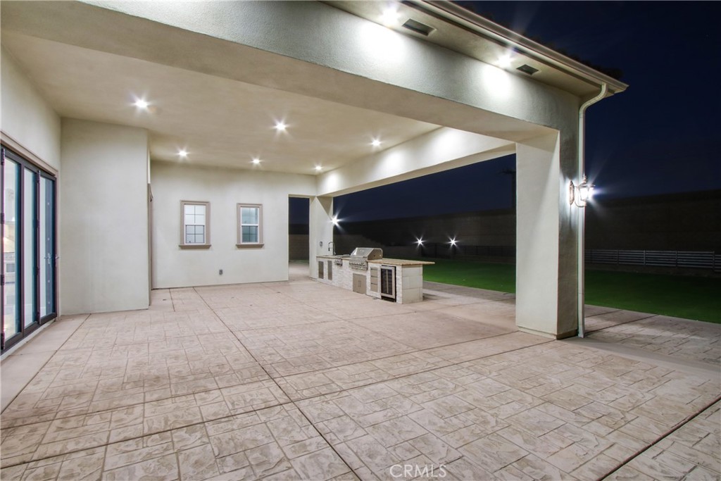 https://media.crmls.org/medias/129eefcf-af32-409d-8572-8cb45e03dff8.jpg?preset=X-Large
