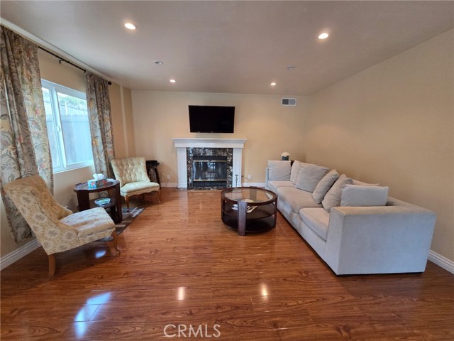 Detail Gallery Image 3 of 12 For 12335 Hilldale Ct, Pacoima,  CA 91331 - 3 Beds | 3 Baths