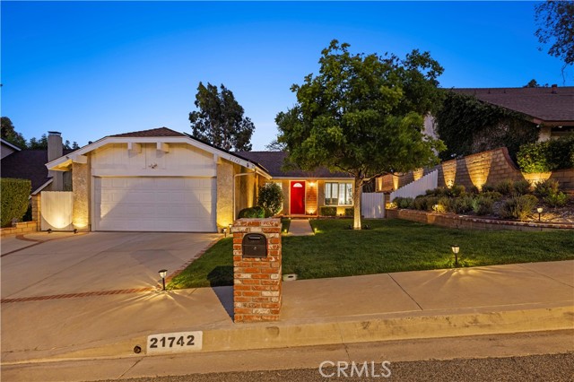 21742 Grovepark Drive, Saugus CA: https://media.crmls.org/medias/12a1f911-c3ea-4c9a-8de3-5e4a4cdc1c0e.jpg