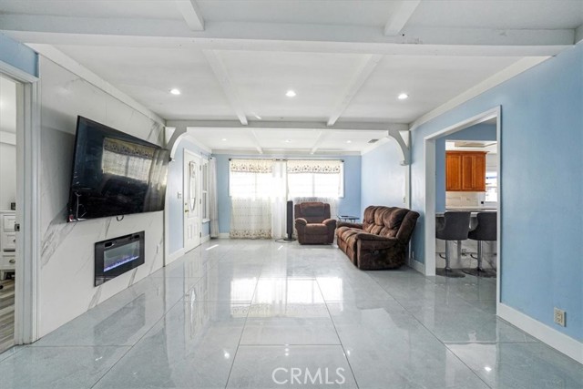 Detail Gallery Image 7 of 58 For 15330 Hart St, Van Nuys,  CA 91406 - 4 Beds | 4 Baths