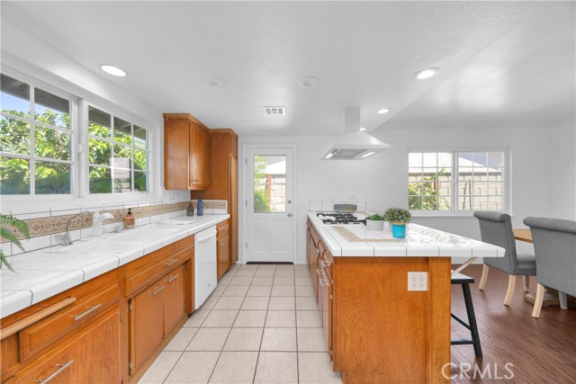 4322 Fontainbleau Avenue, Cypress CA: https://media.crmls.org/medias/12a9f08e-ad32-479a-bc32-8fa5ca20d5c4.jpg