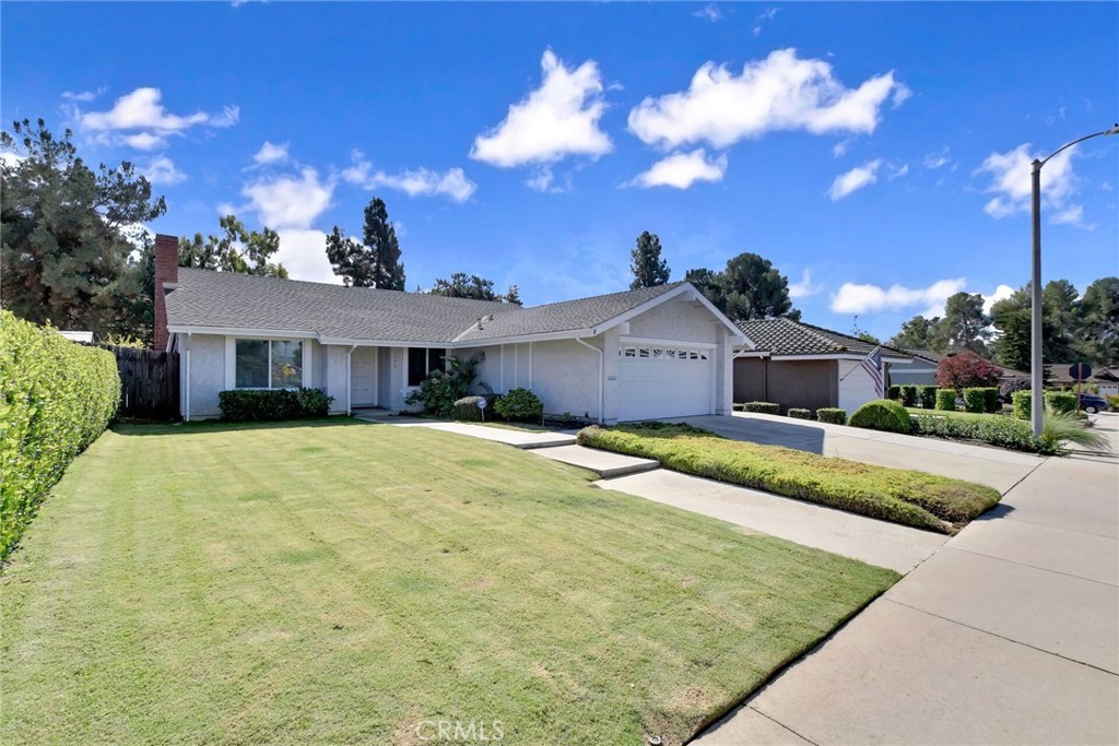 1340 Avenida Loma