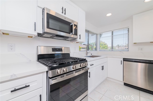 Detail Gallery Image 5 of 22 For 62 Echo Run, Irvine,  CA 92614 - 3 Beds | 2 Baths