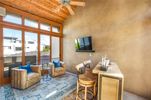 Detail Gallery Image 6 of 14 For 509 Marigold Ave #1/2,  Corona Del Mar,  CA 92625 - 2 Beds | 2 Baths
