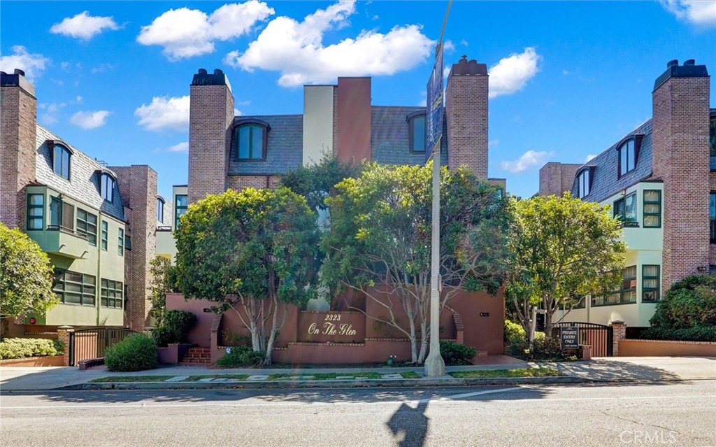 2323 S Beverly Glen #8