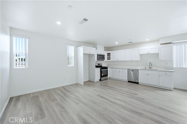 Detail Gallery Image 8 of 42 For 6919 S Menlo, Los Angeles,  CA 90044 - 4 Beds | 4/1 Baths