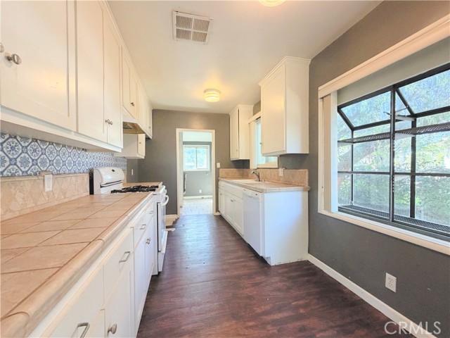 Detail Gallery Image 2 of 17 For 10360 Haskell, Granada Hills,  CA 91344 - 3 Beds | 2 Baths