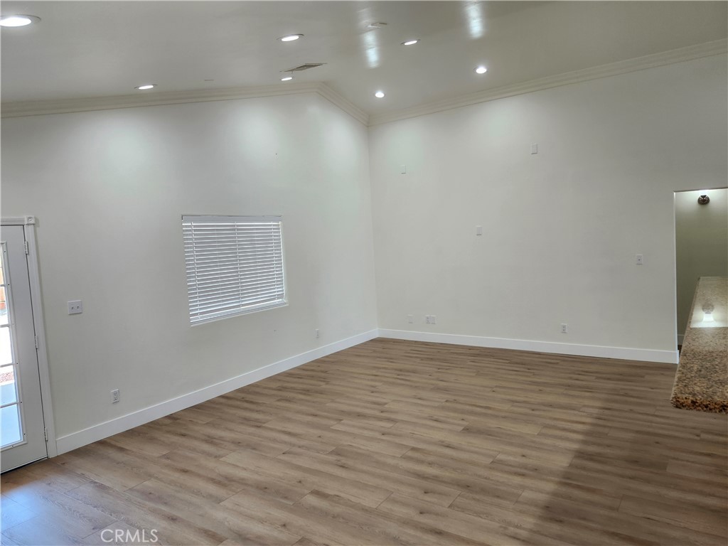 https://media.crmls.org/medias/12bade63-94e4-44c6-88c1-464868d713c3.jpg?preset=X-Large
