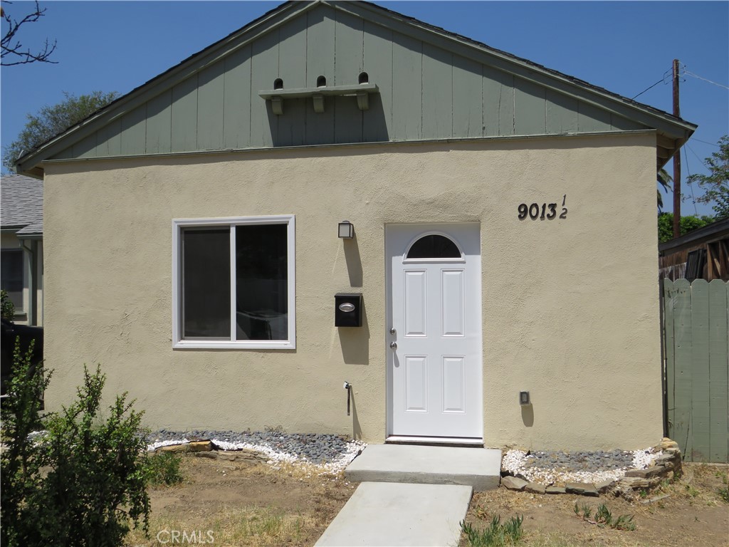 9013 1/2 Gladbeck Ave