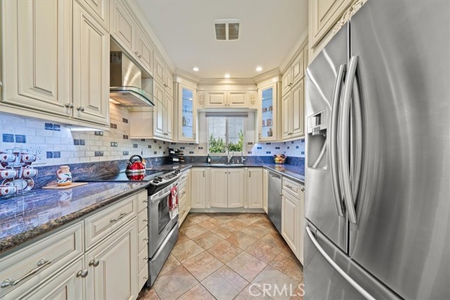 Detail Gallery Image 14 of 33 For 1228 N La Cienega Bld #203,  West Hollywood,  CA 90069 - 2 Beds | 2 Baths