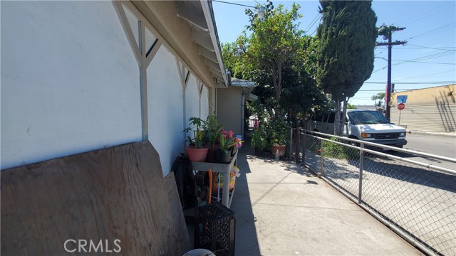 Detail Gallery Image 4 of 19 For 6300 Holmes Ave, Los Angeles,  CA 90001 - 2 Beds | 1 Baths