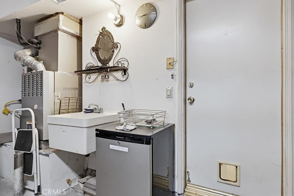 https://media.crmls.org/medias/12c1eab8-429d-4368-b3e0-4a3dd3747e7b.jpg?preset=X-Large