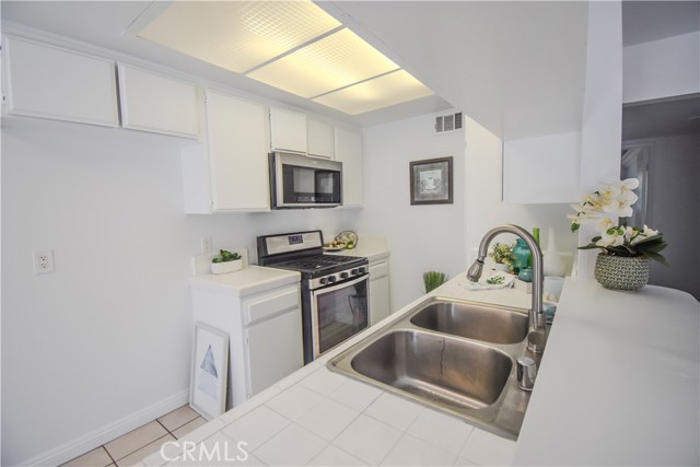 Detail Gallery Image 10 of 41 For 609 S Newhope St #C,  Santa Ana,  CA 92704 - 2 Beds | 1/1 Baths