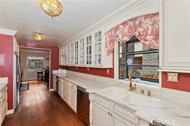 Detail Gallery Image 8 of 49 For 43035 Encino Rd, Big Bear Lake,  CA 92315 - 4 Beds | 3 Baths